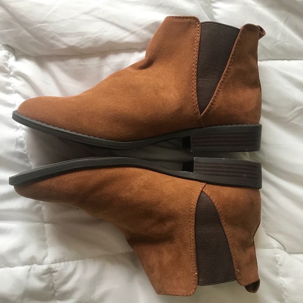 Brown suede boots NWOT